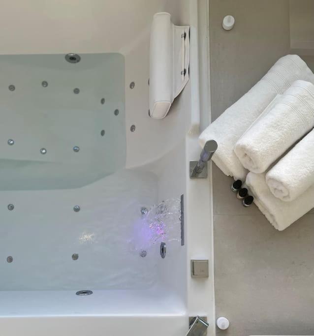 Suite « Body Love » - Jacuzzi Privatif Кретей Экстерьер фото